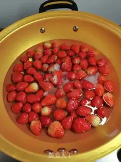 Make Strawberry cans step 1