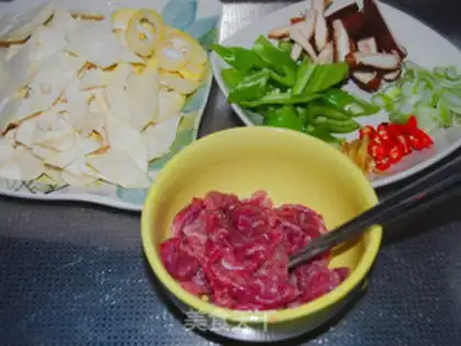 Make Spring fried meat step 1