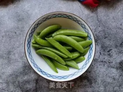 Make Garlic sweet peas step 1
