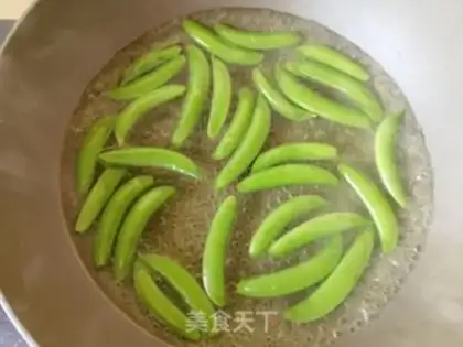 Make Garlic sweet peas step 2
