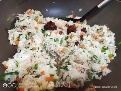 Make A radish sausage fried rice step 4