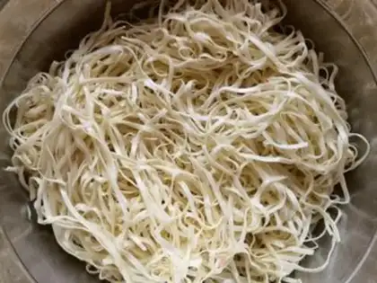 Make Soybeans horned halogen noodles step 2