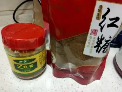 Make Sesame sauce, red sugar rolls step 4