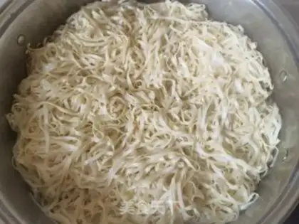 Make Soybeans horned halogen noodles step 14