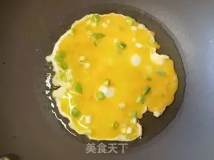 Make Scrambled eggs for wheat noodles step 4
