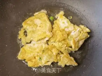 Make Scrambled eggs for wheat noodles step 5