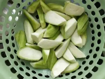 Make Oil and melon soup step 1