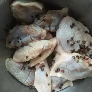 Make Onion fried chicken wings step 1