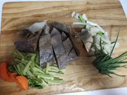 Make Celery makes salted fish step 0