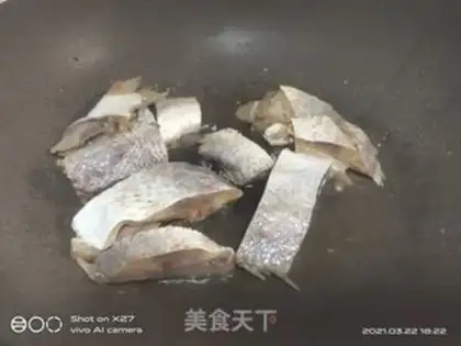 Make Celery makes salted fish step 1