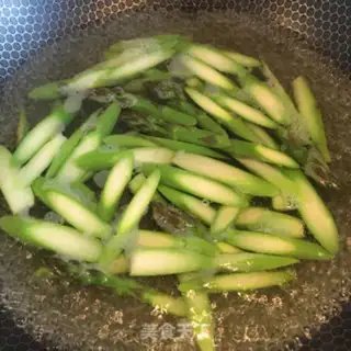 Make Shrimp eggs, fried storks step 4