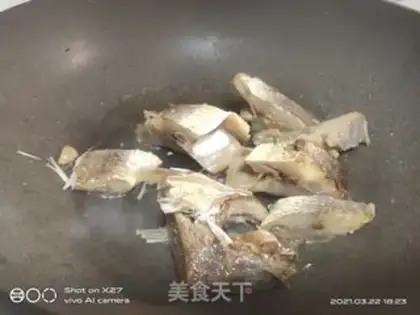 Make Celery makes salted fish step 2