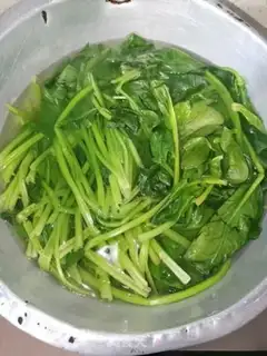 Make Garlic spinach step 1