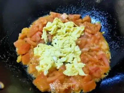 Make Tomato fried eggs step 6