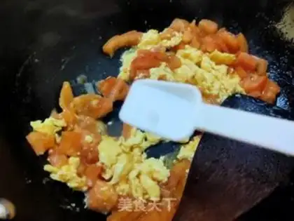 Make Tomato fried eggs step 7