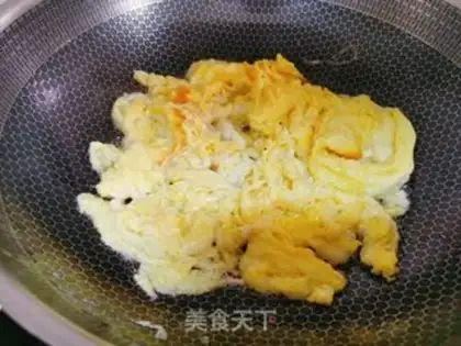 Make Pine shrimp fried eggs step 4