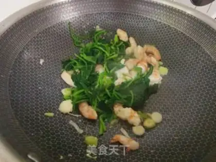 Make Pine shrimp fried eggs step 6