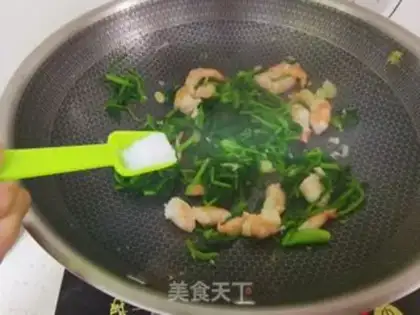 Make Pine shrimp fried eggs step 7