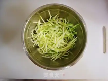 Make Creamed with red oil and spicy silk step 1