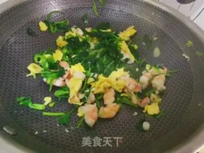 Make Pine shrimp fried eggs step 8