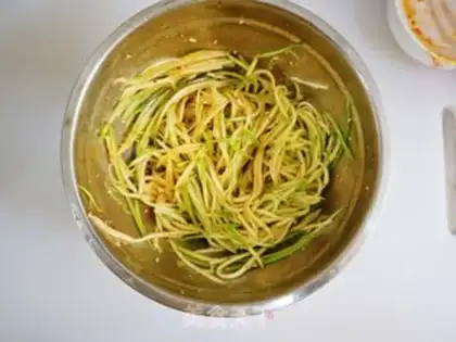 Make Creamed with red oil and spicy silk step 3