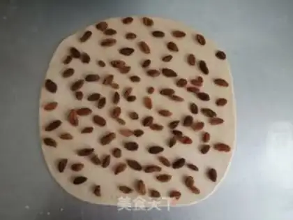 Make A raisin roll step 5