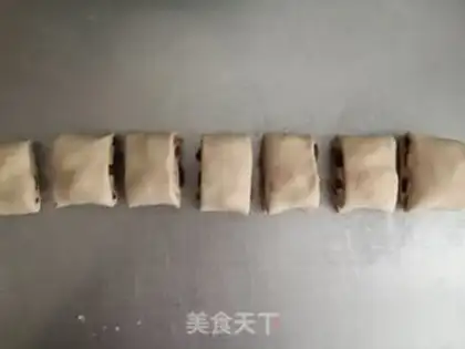 Make A raisin roll step 6