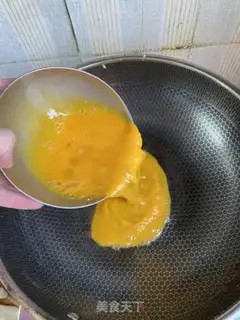 Make Garlic fried eggs step 3