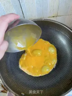 Make Garlic fried eggs step 4