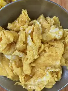 Make Garlic fried eggs step 8