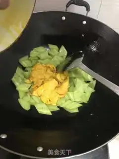 Make cucumber fried eggs step 2