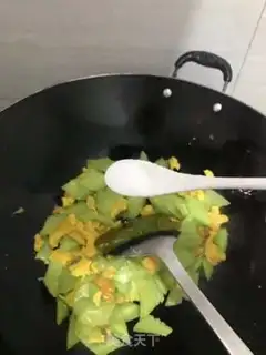 Make cucumber fried eggs step 3