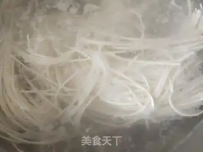 Make Hot cabbage noodles step 1