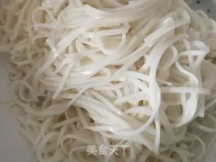 Make Hot cabbage noodles step 2