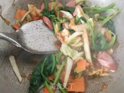 Make Hot cabbage noodles step 5