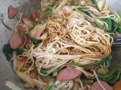 Make Hot cabbage noodles step 6
