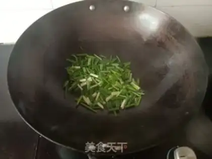 Make Garlic fried eggs step 1