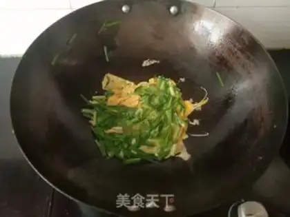 Make Garlic fried eggs step 2
