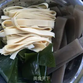 Make The bean-skin sea belt makes a hot pot step 6