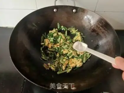 Make Garlic fried eggs step 3