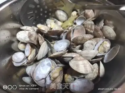 Make Spicy clams step 1