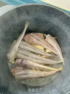 Make Cream onion tomato fried fish step 1