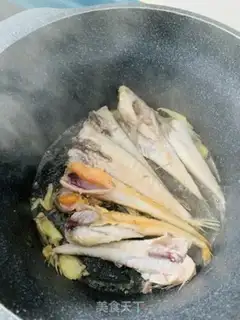 Make Cream onion tomato fried fish step 2