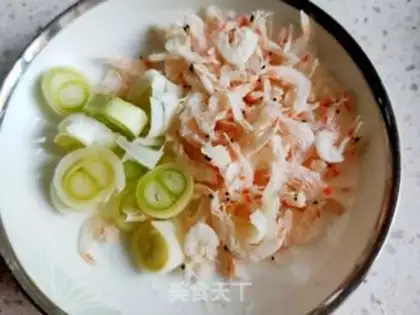 Make Shrimp-skin soup step 1