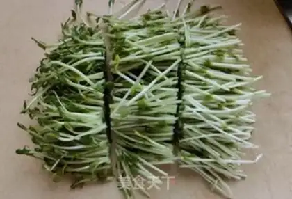 Make Pine willow fried eggs step 1