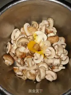 Make Black peppers, white mushrooms step 0