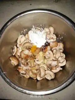 Make Black peppers, white mushrooms step 1