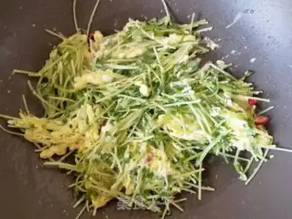 Make Pine willow fried eggs step 7