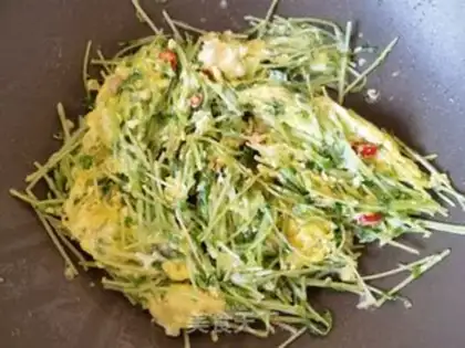 Make Pine willow fried eggs step 8