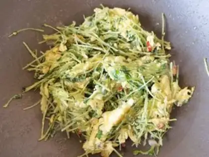 Make Pine willow fried eggs step 9